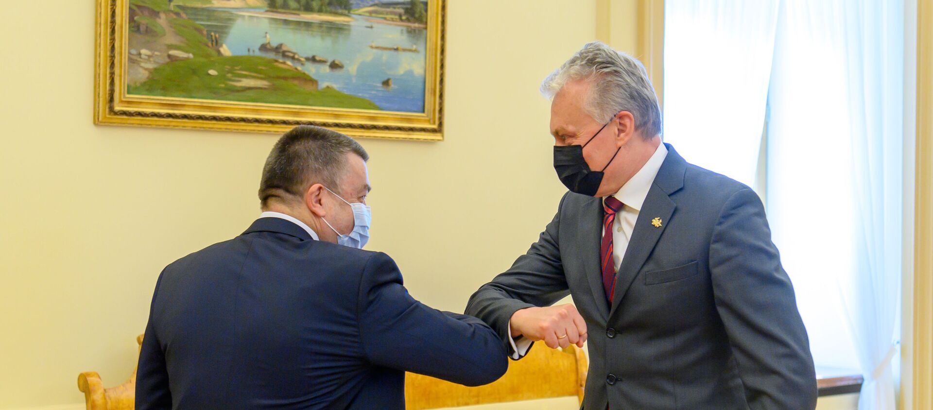 Президент Литвы Гитанас Науседа с главой Комитета Сейма по здравоохранению Антанасом Матуласом, 20 апреля 2021 года - Sputnik Литва, 1920, 20.04.2021