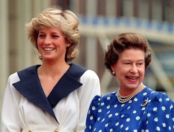 Елизавета II считается самым долго правящим и старейшим монархом в британской истории. Фото сделано 4 августа 1987 года. Королева вместе с женой своего сына принцессой Дианой. Она погибла в автокатастрофе в 1997 году. - Sputnik Литва