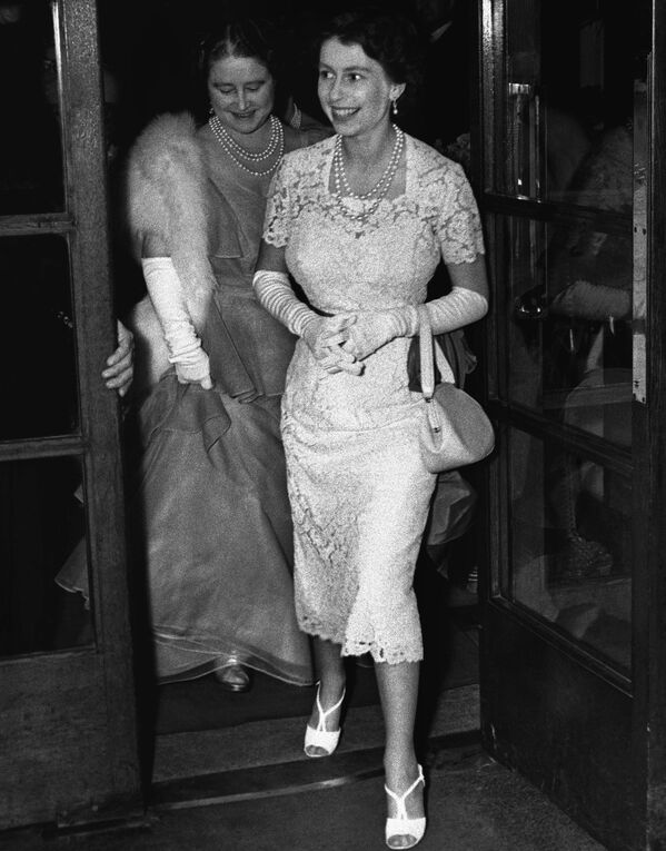 Elžbieta II į sostą įžengė 1952 metų vasario 6 dieną. Tada jai buvo 25 metai. Ji karūnuota iškart po savo tėvo — karaliaus Jurgio VI — mirties. Nuotrauka padaryta 1955 metų liepos 20 dieną. Karalienė ir jos motina Elžbieta atvyko į Londono White City stadioną. - Sputnik Lietuva