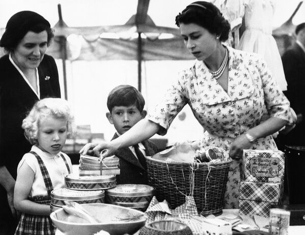Didžiosios Britanijos karalienė yra žinoma ne tik dėl ilgo valdymo, bet ir dėl ryškių drabužių. Nuotrauka padaryta 1955 metų rugpjūčio 20 dienos. - Sputnik Lietuva