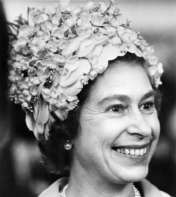 Vienas iš skiriamųjų jos aprangos bruožų yra galvos apdangalai. Per savo valdymo laikotarpį ji surinko daugiau nei penkių tūkstančių skrybėlių kolekciją. Nuotrauka padaryta 1972 metų birželio 30 dieną. - Sputnik Lietuva