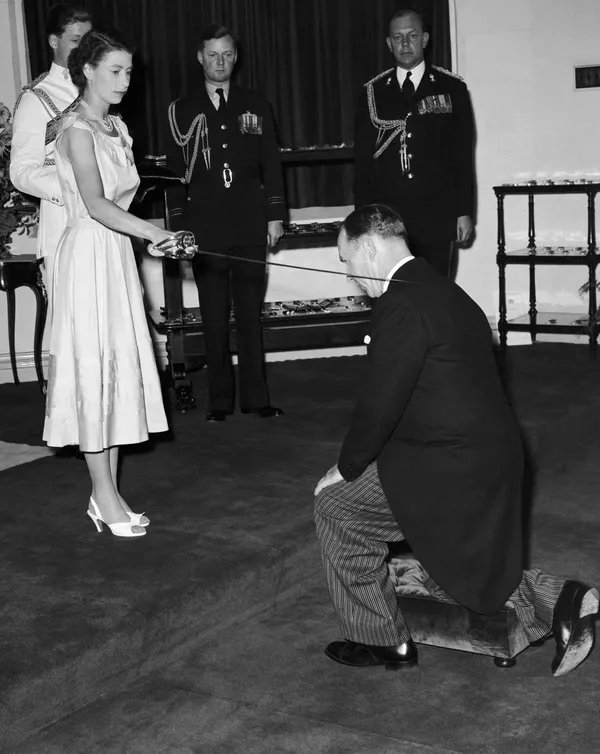 Oficiali karūnavimo ceremonija įvyko tik po metų Londono Vestminsterio vienuolyne. Nuotrauka padaryta 1954 metų vasario 6 dieną. Oficiali karūnavimo ceremonija įvyko tik po metų Londono Vestminsterio vienuolyne. Nuotrauka padaryta 1954 metų vasario 6 dieną. - Sputnik Lietuva