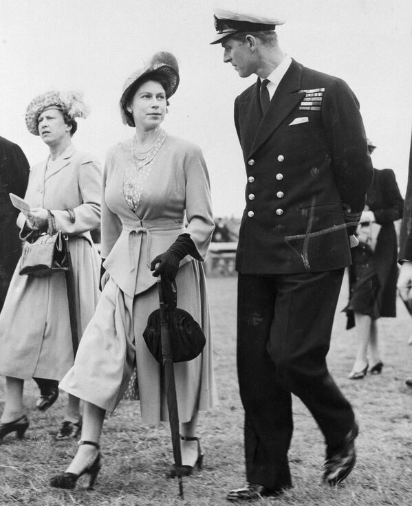 До того как Елизавета стала королевой, она носила чайные платья с цветочными узорами и типичные для 1930-х и 1940-х наряды с юбкой в складку. Фото сделано 5 июня 1948 года. - Sputnik Литва