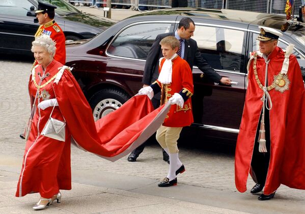 Su amžiumi karalienės stilius pasikeitė. Įvairiaspalviai dviejų dalių kostiumai buvo ypač dažni. Nuotrauka daryta 2004 metų gegužės 26 dieną. - Sputnik Lietuva