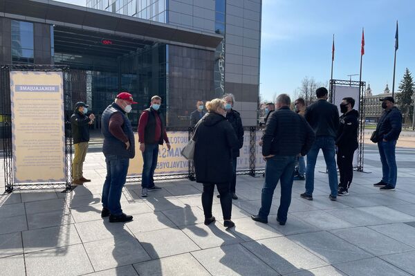 Protestuotojai priešinosi bendrovės vadovybės ketinimui atleisti kai kuriuos darbuotojus be aiškios priežasties, taip pat jų norui sukurti daugiau vadovų etatų. - Sputnik Lietuva