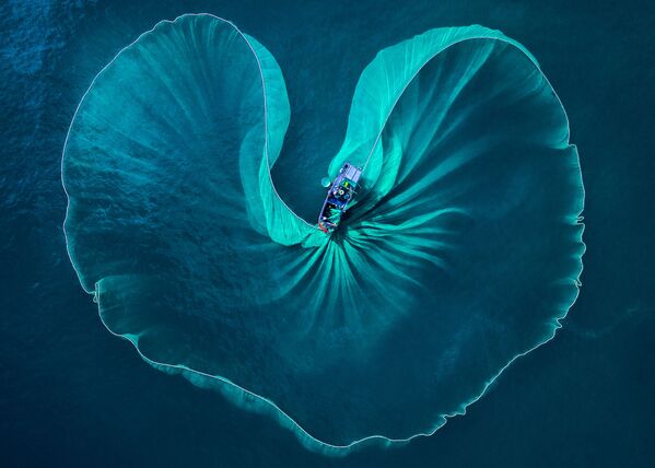 Vietnamo fotografo Phuoc'o Hoai Nguyen'o nuotrauka Heart of the Sea. Vietiniai žvejai kiekvieną rytą gaudo žuvį, iš vandens ištraukdami per naktį likusį tinklą, kuris iš viršaus atrodo kaip širdis. - Sputnik Lietuva