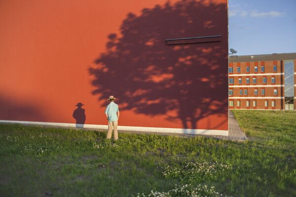 Outside — lenkų fotografas Jakub'as Wawrzak'as. Nuotraukoje parodytas Tadeušas Gapinskis, kuris savo gyvenimą paskyrė tapybai. Jis nuolat piešė nuošalias vietas ir peizažus. - Sputnik Lietuva