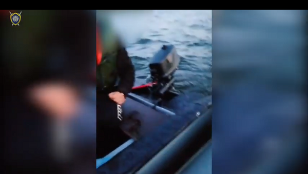 Задержание литовского контрабандиста на лодке попало на видео - Sputnik Литва