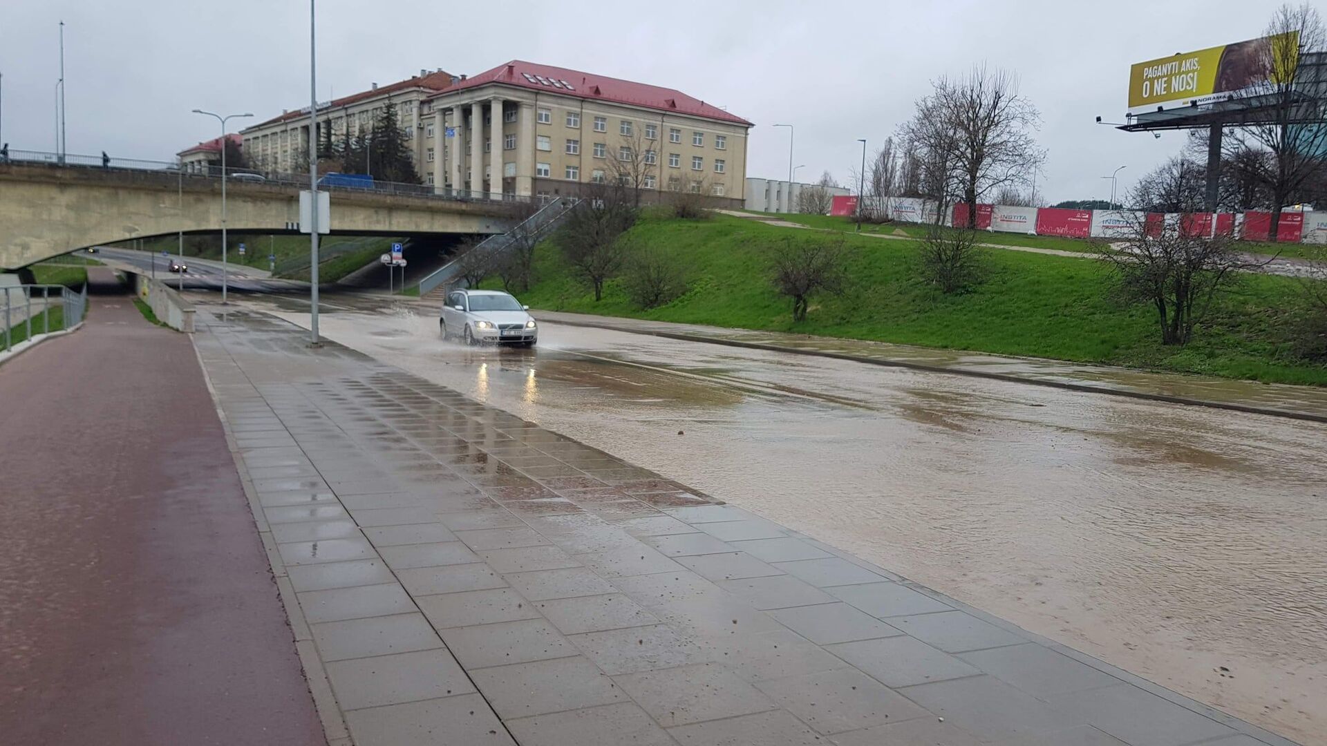 Улицу Упес в Вильнюсе залило водой из-за аварии с водопроводом, 23 апреля 2021 года - Sputnik Литва, 1920, 12.05.2021