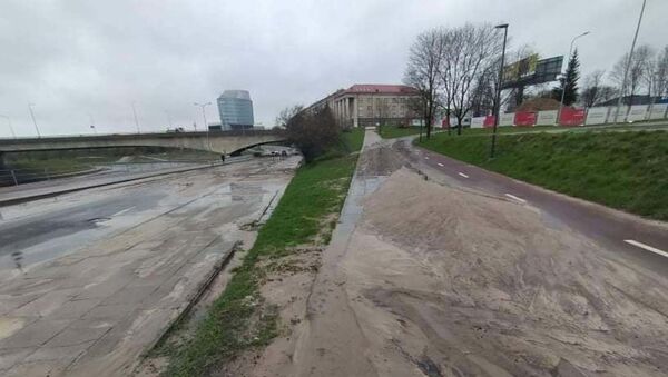 Улицу Упес в Вильнюсе залило водой из-за аварии с водопроводом, 23 апреля 2021 года - Sputnik Литва