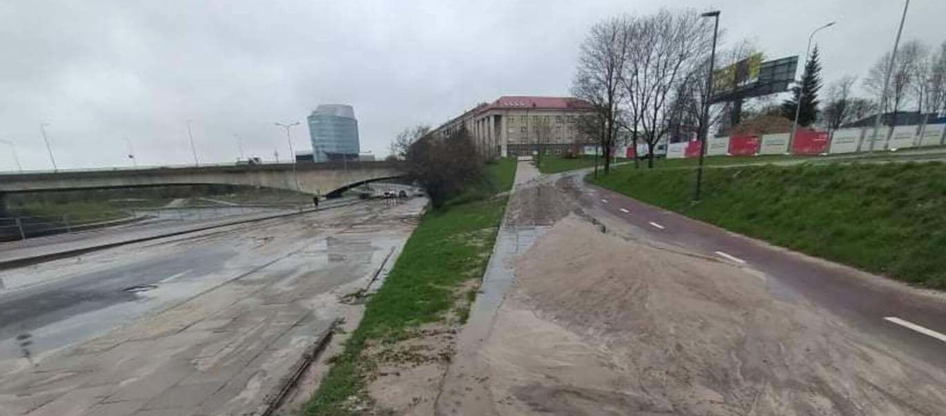 Улицу Упес в Вильнюсе залило водой из-за аварии с водопроводом, 23 апреля 2021 года - Sputnik Lietuva, 1920, 23.04.2021