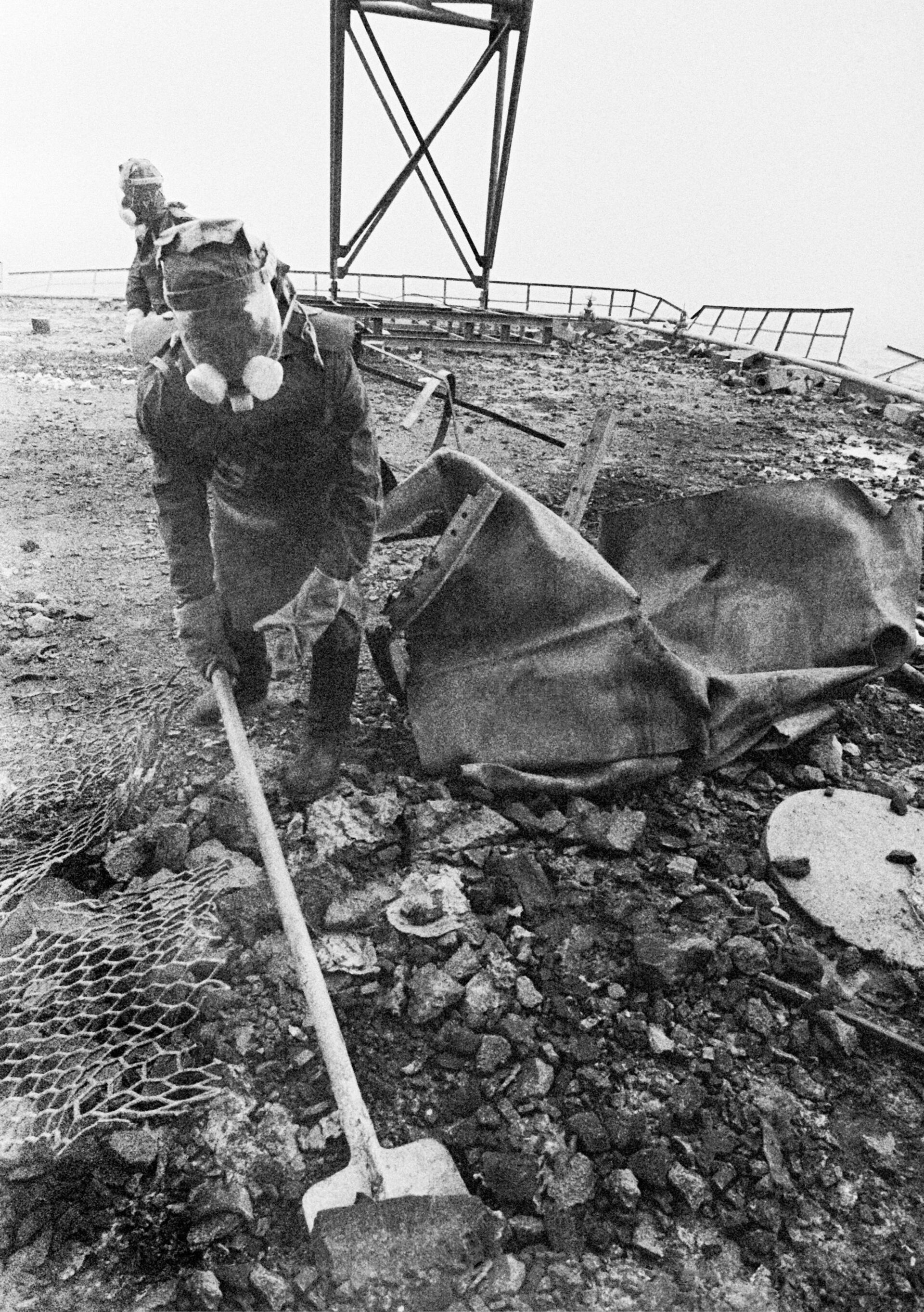 Люди очищают кровлю поврежденного реактора после аварии на Чернобыльской АЭС - Sputnik Lietuva, 1920, 12.05.2021