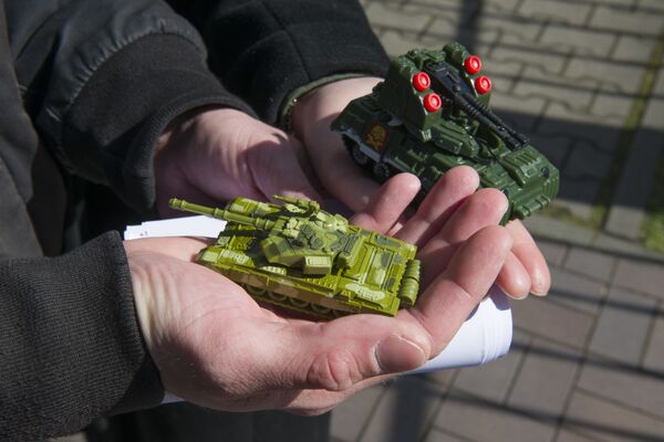 Nuotraukoje: tankų figūrėlės protestuotojų rankose. - Sputnik Lietuva