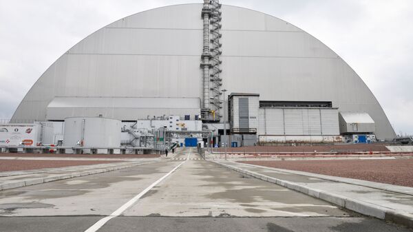 Саркофаг в зоне отчуждения Чернобыльской АЭС - Sputnik Литва