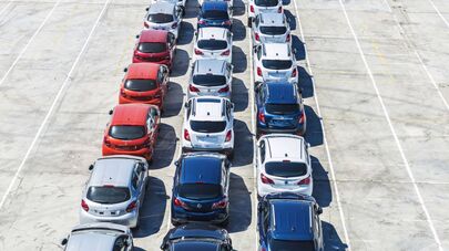 Стоянка автомобилей, архивное фото