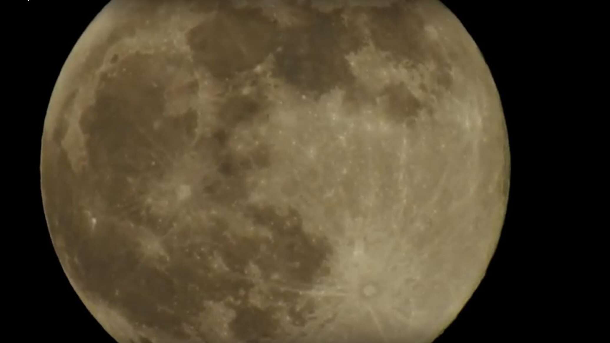 Луна ком видео. Суперлуние 2022. Розовая Луна. Луна 26. Розовое полнолуние в апреле.