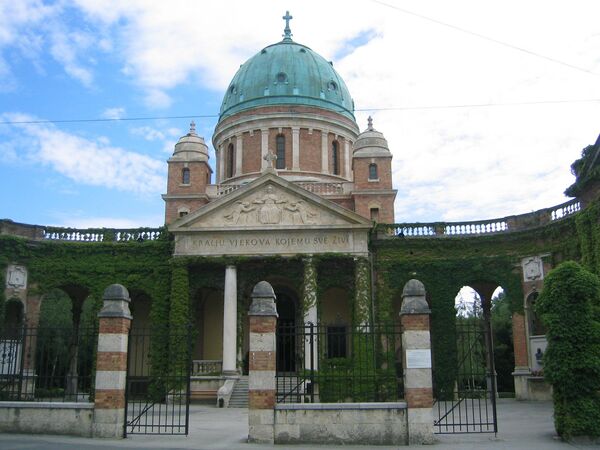 Mirogojaus kapinės Zagrebe (Kroatija), atsiradusios tarp 1876 ir 1929 metų, yra puikus neoklasikinės Europos architektūros pavyzdys. 2020 metų kovą ir gruodį Zagrebo miestą ištiko du stiprūs žemės drebėjimai, kurie rimtai apgadino šį objektą. Buvo apgadintos arkados, paviljonai, Kristaus Karaliaus bažnyčia, daugybė antkapių ir skulptūrų. Dėl stiprių liūčių ir COVID-19 pandemijos buvo sunku įvertinti žalą ir atkurti kapines. - Sputnik Lietuva
