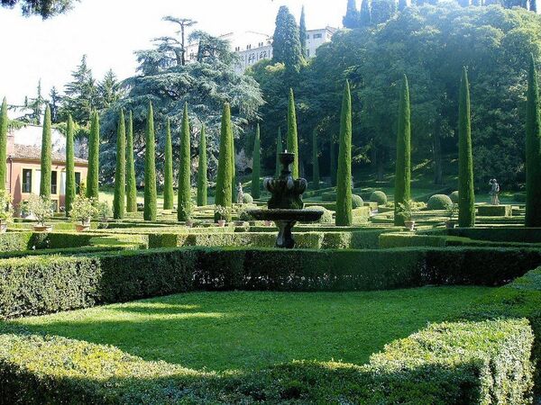 Džiusti sodas Veronoje (Italija) — vienas seniausių viešųjų parkų Europoje, atidarytas nuo 1570-ųjų metų. Tai vienas geriausių Toskanos Renesanso pavyzdžių, išsaugotas originalia forma. Jame yra žalias labirintas, ilgaamžiai medžiai, o vasaros vakarais ten vyksta teatro pasirodymai po atviru dangumi. Tačiau 2020 metais Veroną užklupusi audra nuvertė trečdalį medžių ir sulaužė labirinto dalį. Trys XVII a. statulos, taip pat apšvietimo ir drėkinimo sistemos buvo smarkiai apgadintos. - Sputnik Lietuva