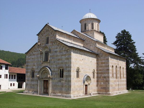Stačiatikių vienuolynas Vysokie Dečany Kosove. XIV amžiuje pastatytas vienuolynas yra vienas iš svarbiausių viduramžių religinių paminklų Europoje. Tačiau nuo 2006 metų jis yra įtrauktas į UNESCO pasaulio paveldo sąrašą kaip nykstantis. Vienuolynas ir jo apylinkės susiduria su iššūkiais dėl neišspręstų teisinių ir institucinių klausimų. Jam gresia greitkelio tiesimas, kuris gali nusidriekti per vienuolyno žemes ir neatpažįstamai pakeisti aplinkinį kraštovaizdį. - Sputnik Lietuva