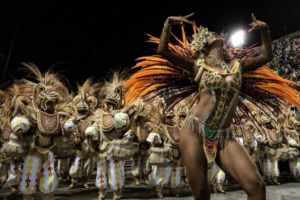 Nuotraukoje: Unidos da Tijuca sambos mokyklos atstovai koncertuoja pirmąją karnavalo parado naktį Rio de Žaneiro Sambadrome. Šokis pasaulinę šlovę pelnė dėl Brazilijos karnavalų. - Sputnik Lietuva