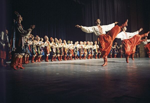 Nuotraukoje: Ukrainos TSR valstybinio Pavelo Virskio akademinio šokio ansamblio artistai atlieka hopaką. Tai nacionalinis Ukrainos šokis. - Sputnik Lietuva