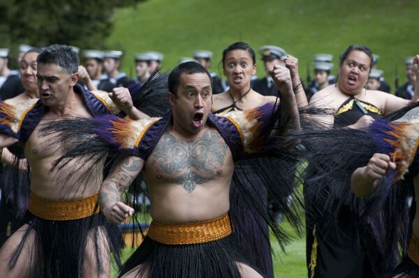 Maorių kariai atlieka haka — sveikinamąjį šokį. Ceremonija yra senovės maorių tradicija, naudojama norint nustatyti, ar svečiai atvyko taikiai, ar priešiškai nusiteikę. - Sputnik Lietuva