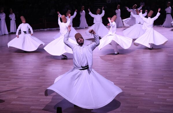 Nuotraukoje: sufijų ritualas, vadinamas sama arba sema. Tai apima dainavimą, grojimą muzikos instrumentais, šokius, poezijos ir maldų deklamavimą bei ritualinių drabužių dėvėjimą. - Sputnik Lietuva