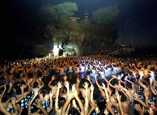 Balio šokis Kečak Tanah Lot mieste, Tabanane, Balio saloje. Tradiciškai atlieka 100 ar daugiau vyrų grupė su languotais sarongais. - Sputnik Lietuva