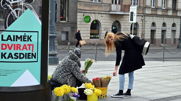 Торговля цветами на улицах Вильнюса весной - Sputnik Литва