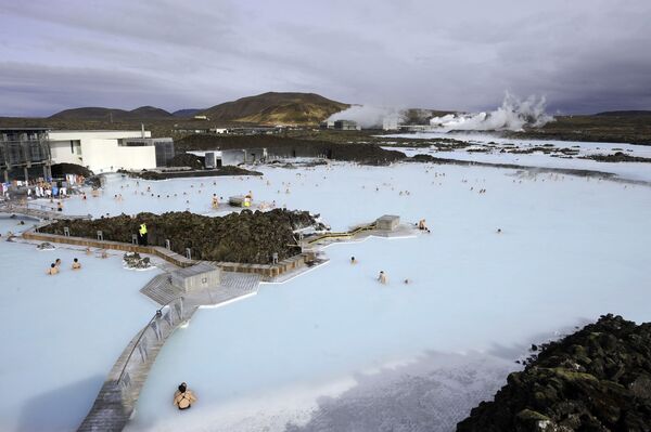 Natūralus geoterminis baseinas &quot;Blue Lagoon&quot; yra Islandijoje. Šiltuose pieniškų, šviesiai mėlynų ir žydrų atspalvių vandenyse gausu mineralinių medžiagų ir jie turi gydomųjų savybių. Plotis yra 200 metrų, ilgis yra apie du kilometrus, rezervuaro gylis svyruoja nuo vieno iki trijų metrų. Vidutinė vandens temperatūra yra 37–40 laipsnių šilumos. - Sputnik Lietuva