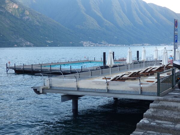 &quot;Plaukiojantis&quot; baseinas &quot;Tremezzo&quot; viešbutyje, prie Komo ežero, Italijoje. Chloruotas baseino vanduo yra tiesiai gėlo ežero vandenyje. - Sputnik Lietuva