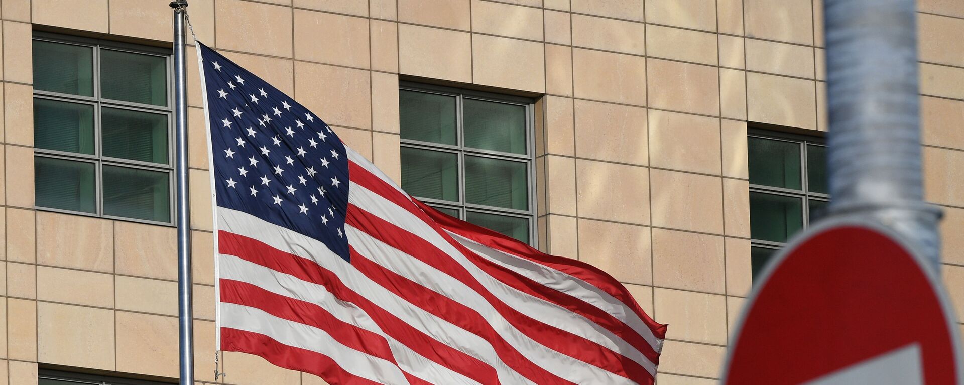 Государственный флаг США у американского посольства в Москве - Sputnik Lietuva, 1920, 01.02.2022