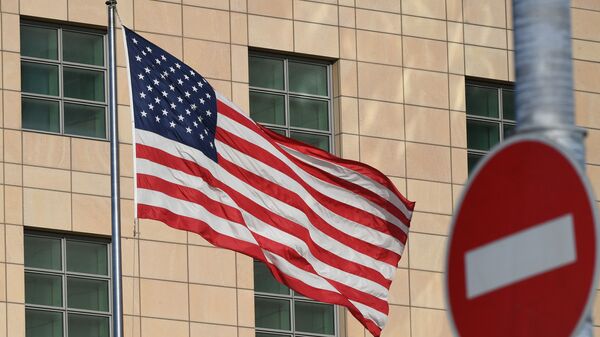 Государственный флаг США у американского посольства в Москве - Sputnik Литва