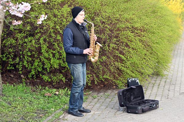 Nuotraukoje: muzikantas Čiunės Sugiharos sakurų parke, Vilniuje. - Sputnik Lietuva