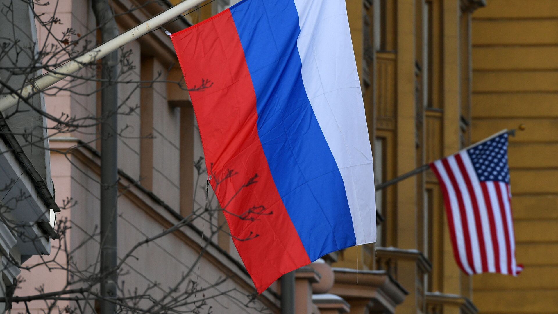 Государственные флаги России и США у американского посольства в Москве, архивное фото - Sputnik Lietuva, 1920, 21.01.2022