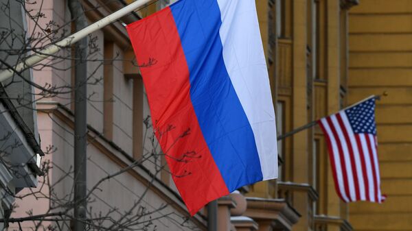 Государственные флаги России и США у американского посольства в Москве, архивное фото - Sputnik Lietuva