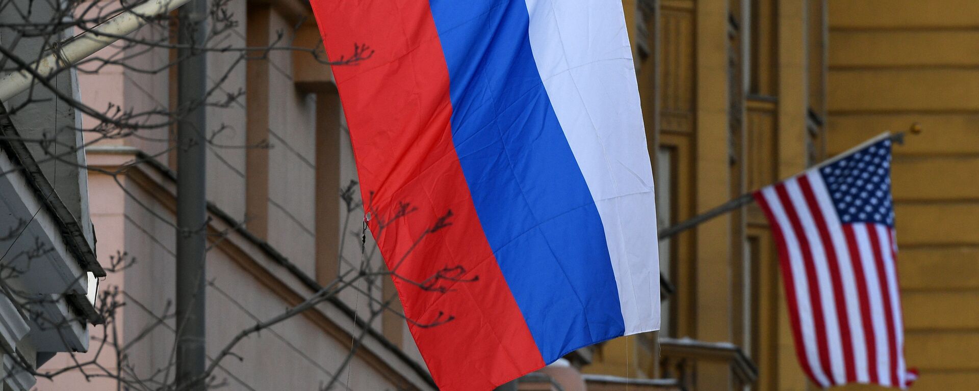 Государственные флаги России и США у американского посольства в Москве, архивное фото - Sputnik Литва, 1920, 03.02.2024