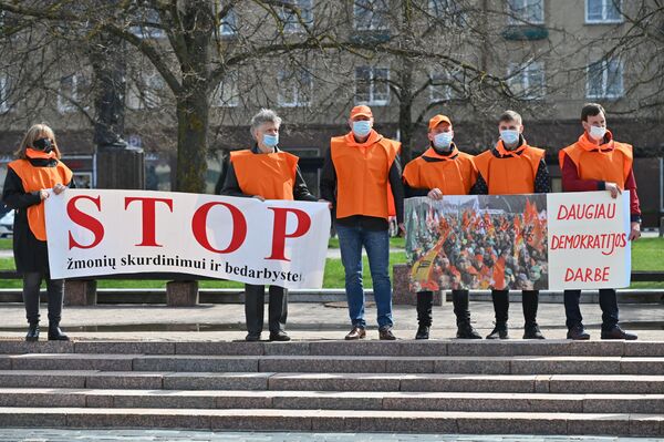 Plakatuose užrašyta: Stop žmonių skurdinimui ir bedarbystei“, Daugiau demokratijos darbe. - Sputnik Lietuva