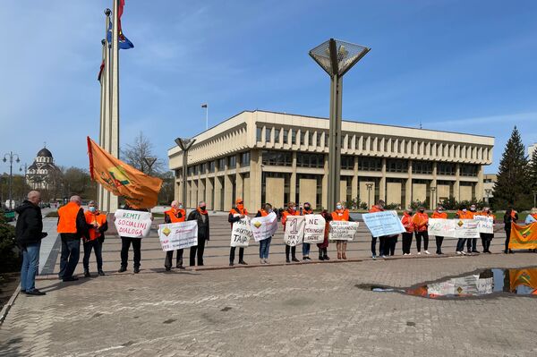 На фото: участники профсоюза Solidarumas в Вильнюсе в День труда на площади Независимости перед зданием Сейма. - Sputnik Литва