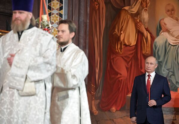 На богослужение в храм Христа Спасителя приехал президент России Владимир Путин.  - Sputnik Литва