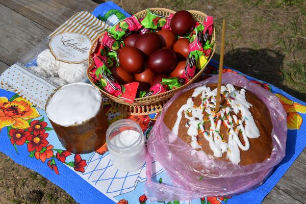 Minėjimas prasideda Didįjį šeštadienį, kai tikintieji pašventina velykinius pyragus ir kiaušinius. Nuotraukoje: Didysis šeštadienis Kristaus Gimimo cerkvėje, netoli Minsko. - Sputnik Lietuva