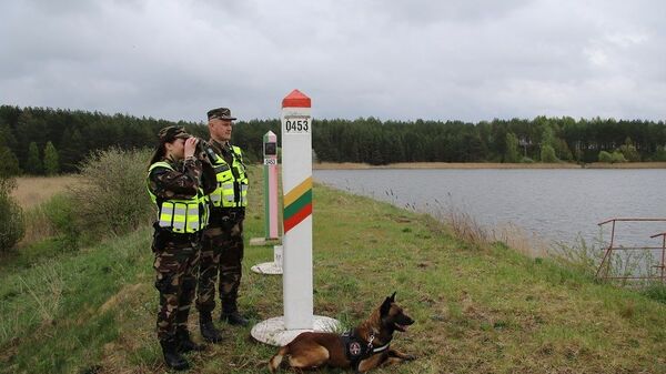Литовские пограничники на границе с Белоруссией - Sputnik Литва