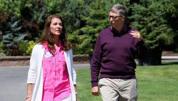 Билл Гейтс с супругой Мелиндой на конференции Allen & Co в Сан-Валли, США, 2014 год - Sputnik Литва