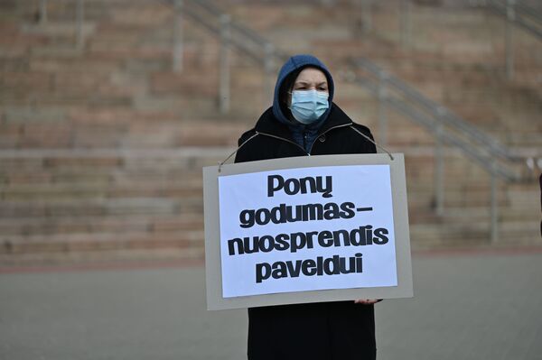 На плакате написано: Жадность господ – приговор наследию. - Sputnik Литва
