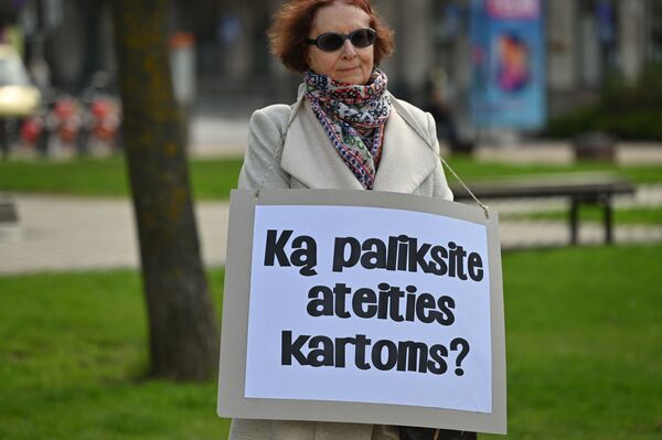 Nuotraukoje — akcijos dalyvė su plakatu: Ką paliksite ateities kartoms? - Sputnik Lietuva