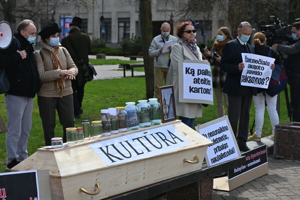 Protesto akcijos dalyviai surengė inscenizuotas Lietuvos kultūros laidotuves, kad atkreiptų valdžios dėmesį į šią problemą. - Sputnik Lietuva