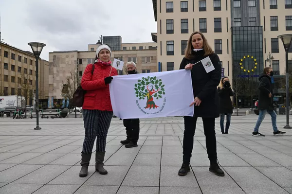 Kai kurie tėvai nepatenkinti tokiais savivaldybių reikalavimais, nes mano, kad tai yra eksperimentas su vaikais. Kai kurie tėvai nepatenkinti tokiais savivaldybių reikalavimais, nes mano, kad tai yra eksperimentas su vaikais. - Sputnik Lietuva