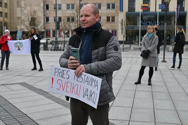 Pagal vyriausybės reikalavimus, savivaldybėse, kuriose 14 dienų COVID-19 sergamumo rodiklis 100 000 gyventojų viršija daugiau kaip 200 atvejų, reikia atlikti testą. Pagal vyriausybės reikalavimus, savivaldybėse, kuriose 14 dienų COVID-19 sergamumo rodiklis 100 000 gyventojų viršija daugiau kaip 200 atvejų, reikia atlikti testą. - Sputnik Lietuva