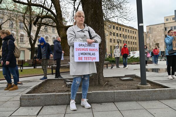 Nuotraukoje: protesto dalyvė su plakatu. - Sputnik Lietuva