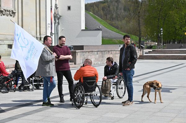 Neįgalieji taip pat patvirtino, kad Vilniaus savivaldybė pastaruoju metu yra pusiaukelėje neįgaliųjų judumo sąlygų gerinimo klausimu. - Sputnik Lietuva